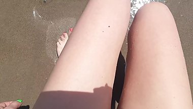 Hotbrunnete with sexy feet in beach