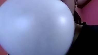 Sloppy Gum Blowing (Hubba Bubba Gum)