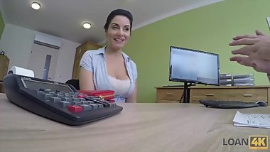 LOAN4K. Lagent ne peut pas resister devant la belle adolescente du client