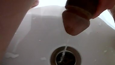 Petit gland bien dÃ©calottÃ© et gros plan sur l'urÃ¨tre et un filet de pipi