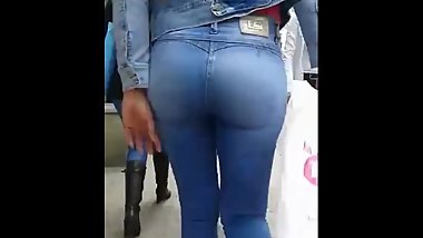 Culo en jeans ajustado