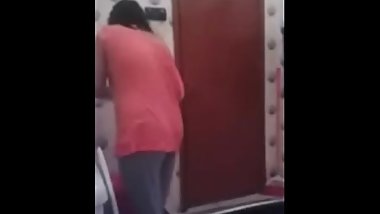 XÙ…Ø±Ø§Øª Ø§Ø®Ùˆ ÙÙ‰ Ø§Ù„Ø­Ù…Ø§Ù… ÙˆÙ‡Ùˆ ÙŠØµÙˆØ± Ù…Ù† Ø´Ø¨Ø§Ùƒ