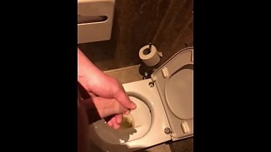 TEEN MASTURBATING PUBLIC TOILET (amateur)